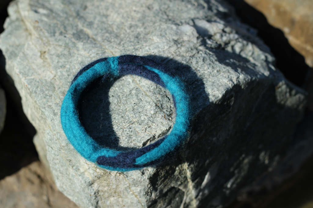 Handarbeit in Blau